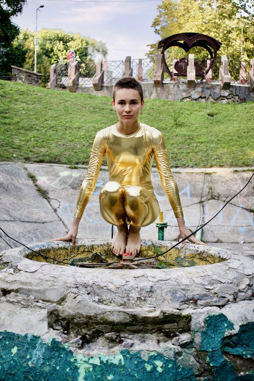 Daria Pugachova, I WILL WAKE UP WHEN THIS FOUNTAIN IS FILLED UP, 2021. Performance. © Daria Pugachova. Photo: Elena Rabkina (2)